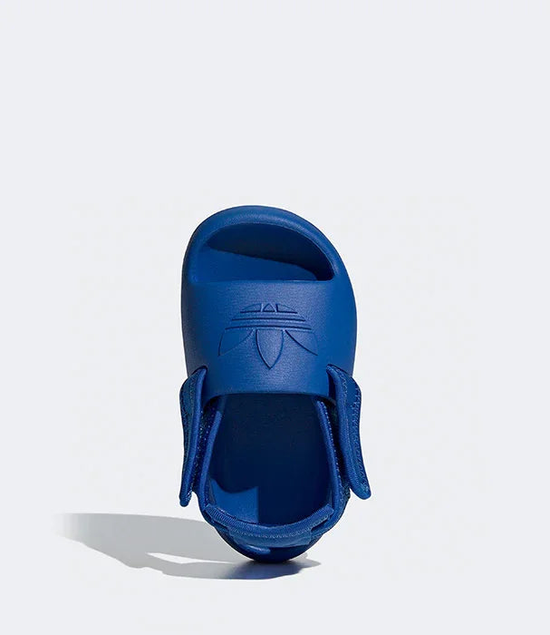 סנדל ילדים כחול של אדידס, מבט עליון, דגם לוגו מובלט, נמכר בחנות CHOZEN