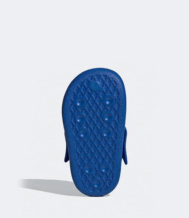 סוליה של נעל ספורט כחולה, תצלום תחתית, עיצוב אנטי החלקה, מותגים מובילים CHOZEN