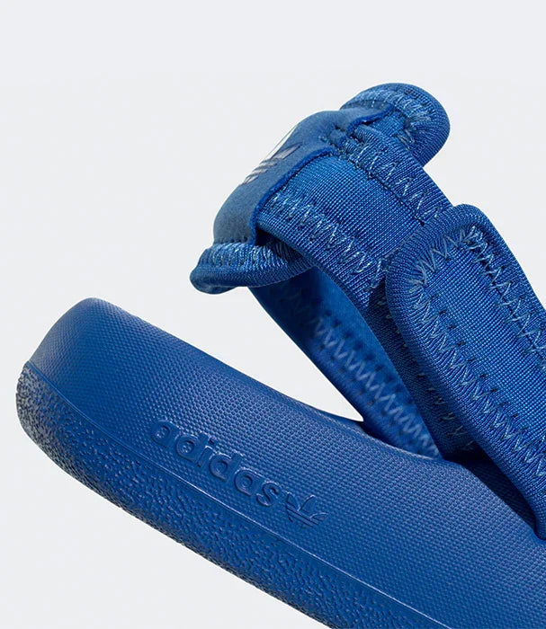 סנדל אדידס כחול לילדים, תפרים בולטים, צילום תקריב על רקע אפור, CHOZEN מותגים מובילים