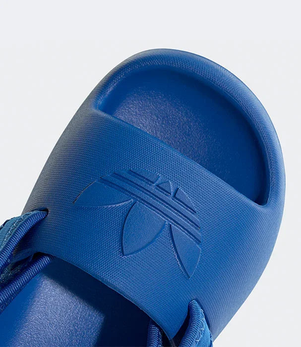 סנדל כחול עם לוגו אדידס, צילום תקריב, נעליים איכותיות קבוצת אלפא CHOZEN