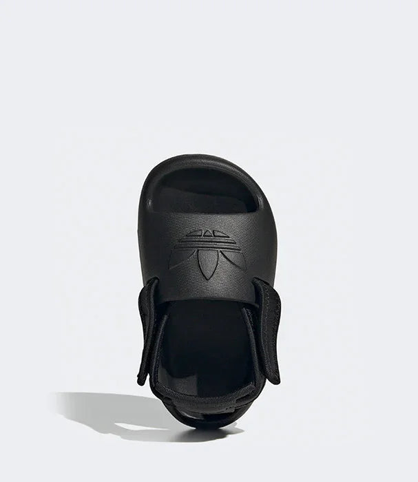 סנדל ילדים שחור עם לוגו מובלט, צילום על רקע אפור, נעלי מותגים CHOZEN