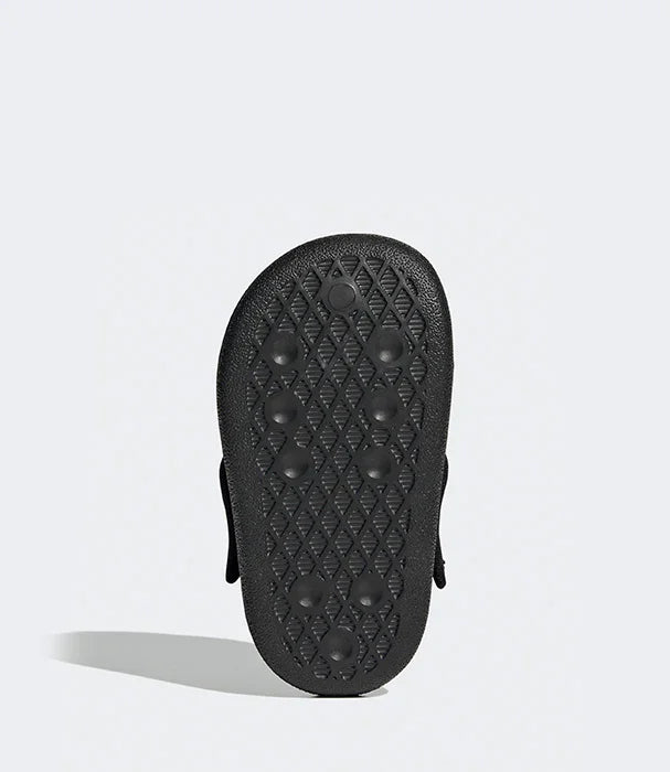 סוליית נעל שחורה בעיצוב גאומטרי, צילום נעליים, CHOZEN, מותגים מובילים