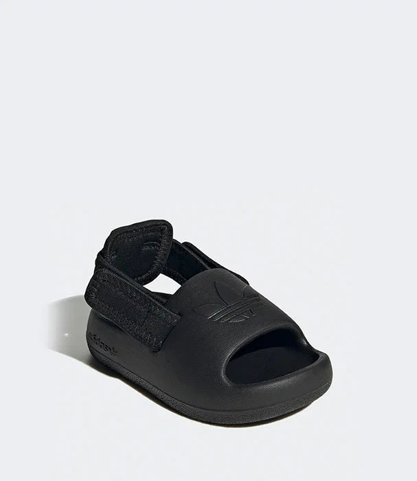 סנדל תינוקות בצבע שחור עם סגירת סקוץ', לוגו אדידס, צילום מוצר ל-CHOZEN