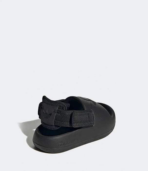 סנדל אדידס שחור יוניסקס עם רצועת סקוטש, מצולם בזווית צד אחורית על רקע אחיד, CHOZEN