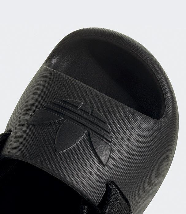 סנדל שחור ממותג אדידס, צילום תקריב, קולקציית נעליים ב-CHOZEN