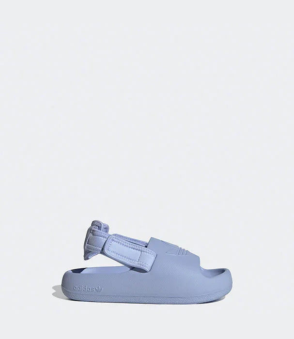 סנדל אדידס אפור צד ימין על רקע לבן, נעל אופנתית ב-CHOZEN