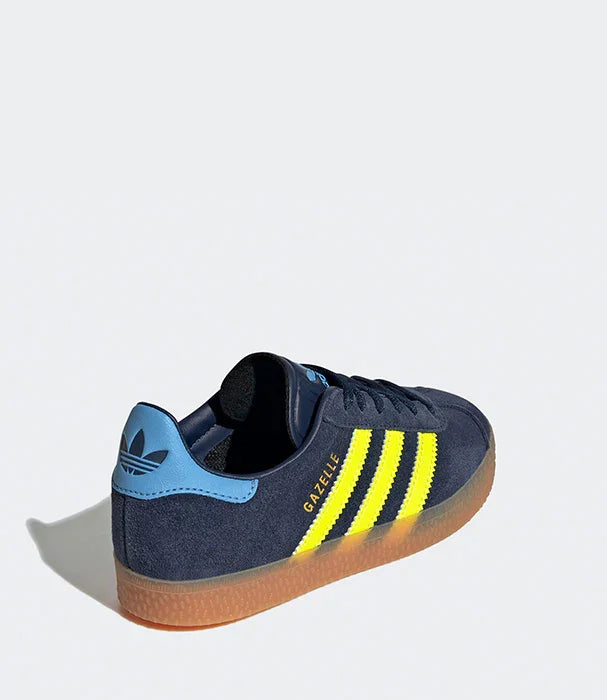 נעל אדידס Gazelle כחולה עם פסי זוהר צהובים וסוליה חומה, מבט צד אחורי, CHOZEN מותגים מובילים