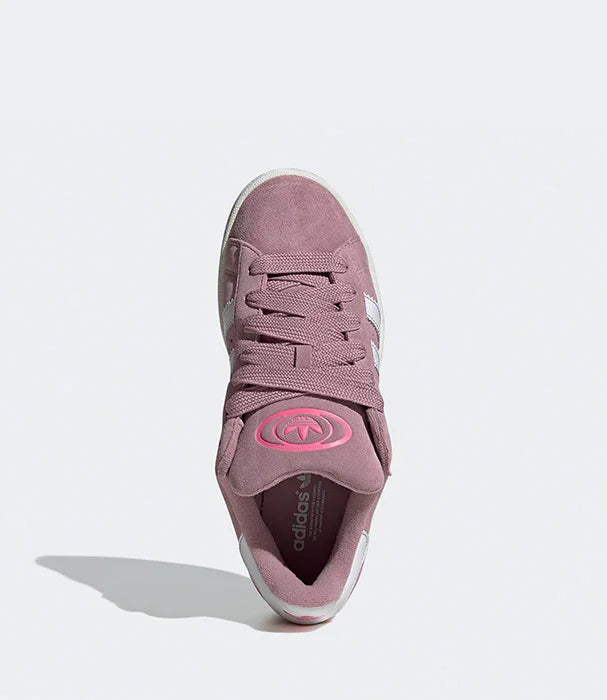 נעל סניקרס אדידס ורודה עם שרוכים ולוגו, צילום על רקע אפור, מבית קבוצת אלפא