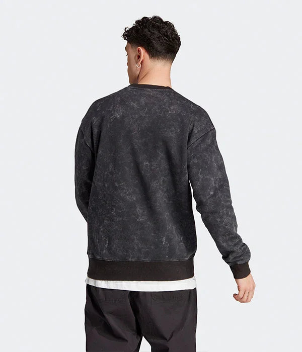 גבר עם סווטשירט שחור דמוי שטיפה מבית CHOZEN, צילום גב, אופנה טרנדית לגברים