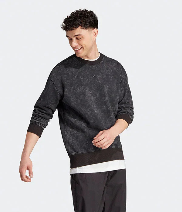 גבר בחולצת סווטשירט שחורה אופנתית, ביגוד טרנדי CHOZEN, קבוצת אלפא