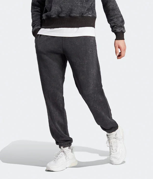 מכנסי טרנינג שחורים לגבר עם נעליים לבנות, אופנת ספורט CHOZEN