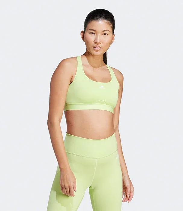 אישה לובשת סט ספורט ירוק בהיר של מותג adidas, פריט אופנה ב-CHOZEN