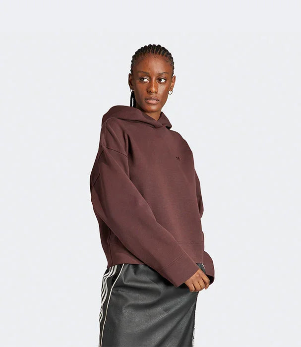 דוגמנית לובשת קפוצ'ון חום של מותג אופנה מוביל, צילום לחנות CHOZEN