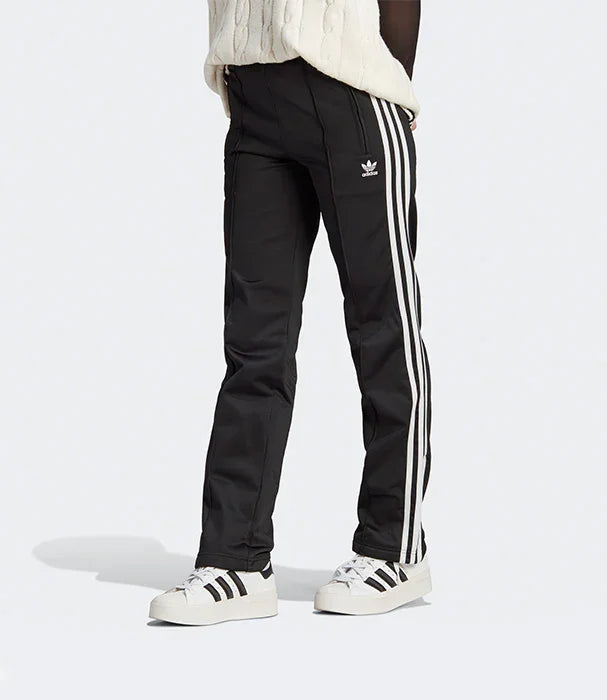 מכנסי ספורט שחורים עם שלושה פסים לבנים של אדידס לנשים, דגם קלאסי ב-CHOZEN