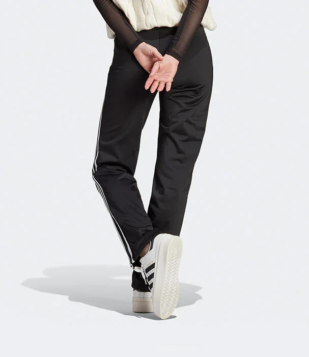 מכנסי ספורט שחורים עם פסי צד לבנים לנשים, נעלי סניקרס לבנות, צילום גב על דוגמנית, CHOZEN