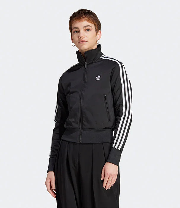 ג'קט אדידס שחור עם פסי צד לבנים, דגם קלאסי, מוצג על דוגמנית, CHOZEN מותגים מובילים