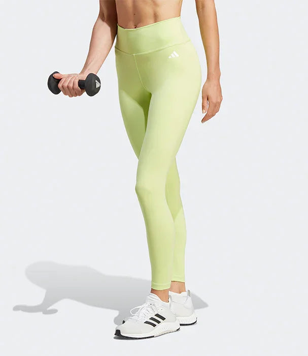 דגם לובשת טייץ ירוק בהיר ונעלי ספורט אדידס, מחזיקה משקולת יד, צילום אופנה ספורטיבי CHOZEN