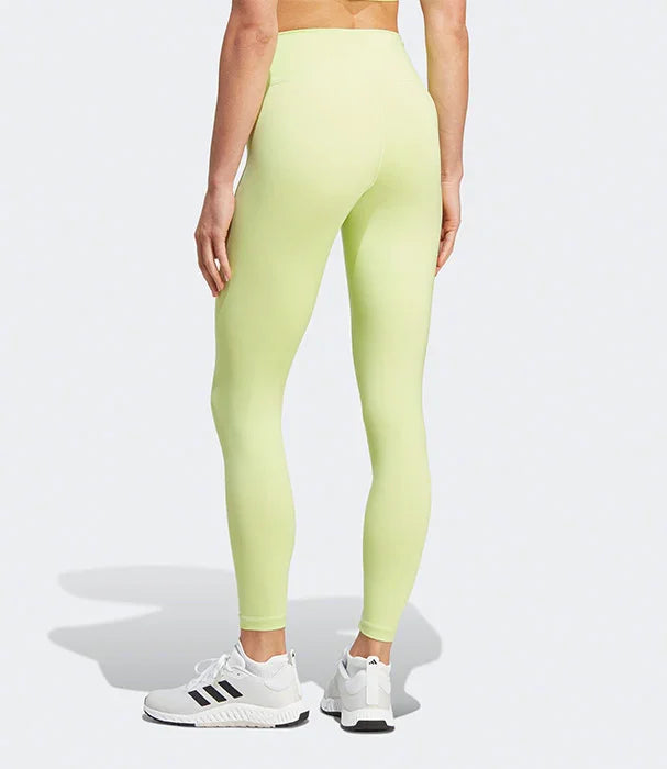 טייץ צהוב לנשים על דוגמנית בצילום גב, נעלי ספורט לבנות, CHOZEN מותגי אופנה