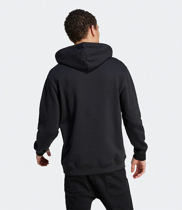 דגם בגדי CHOZEN קפוצ׳ון שחור לגבר מוצג על דוגמן במבט אחורי