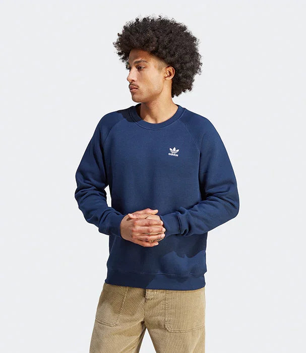 גבר לובש סווטשירט אדידס כחול על רקע לבן, אופנת רחוב מחנות CHOZEN