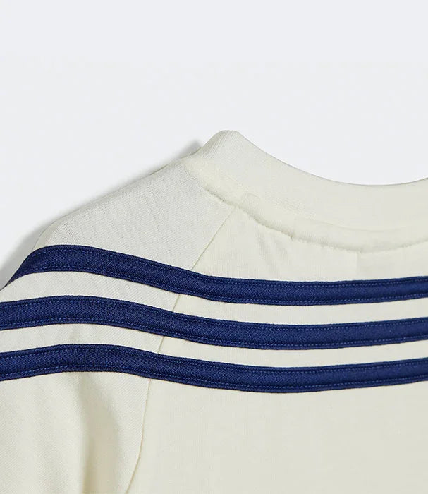פרט חולצה לבנה עם שלושה פסי כחול כהה בשרוול, אופנה CHOZEN