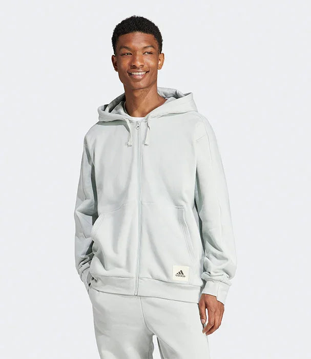 דגם לובש קפוצ׳ון אפור של אדידס, אופנת ספורט מבית CHOZEN, קבוצת אלפא