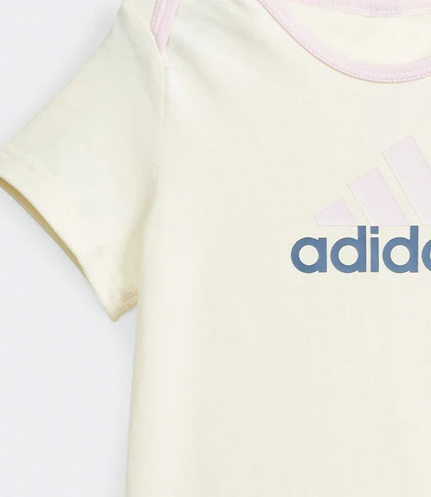 חולצת טי בז׳ לילדים עם לוגו אדידס, צילום תקריב, אופנת מותגים ב-CHOZEN