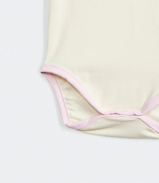 בגד גוף תינוקות בצבע שמנת עם מסגרת ורוד בהיר, צילום תקריב, מבית CHOZEN קבוצת אלפא
