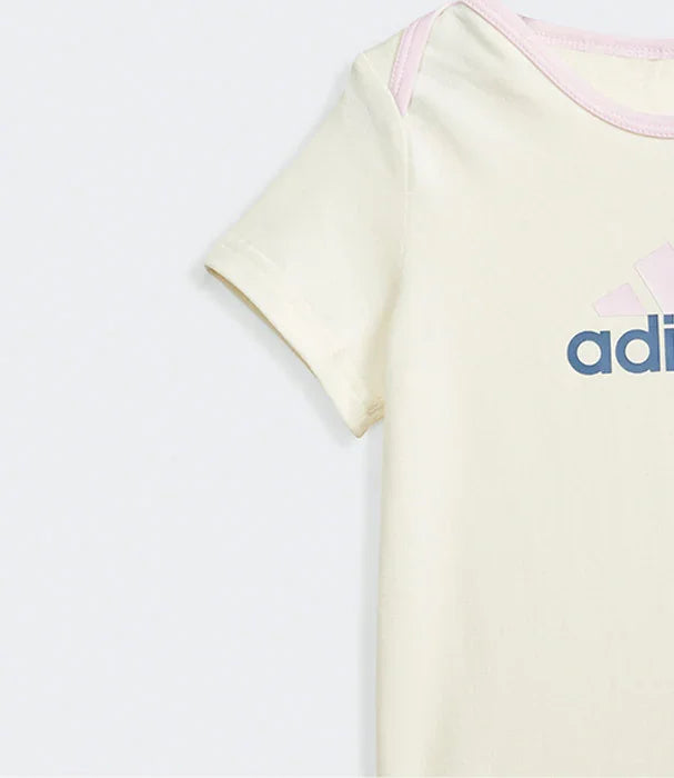 חולצת טי אדידס לתינוקות בצבע שמנת עם שרוול קצר, לוגו קדמי, משווקת על ידי CHOZEN