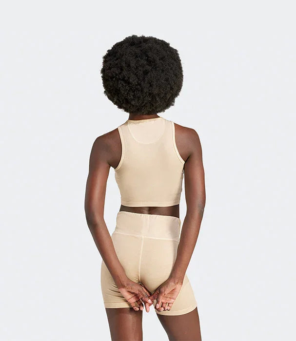 דוגמנית לובשת בגדי ספורט בז' מבית CHOZEN, צילום גב על רקע בהיר