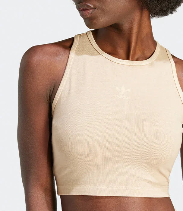 טופ קרופ בז׳ של אדידס על דוגמנית, מבית CHOZEN, אופנת נשים איכותית