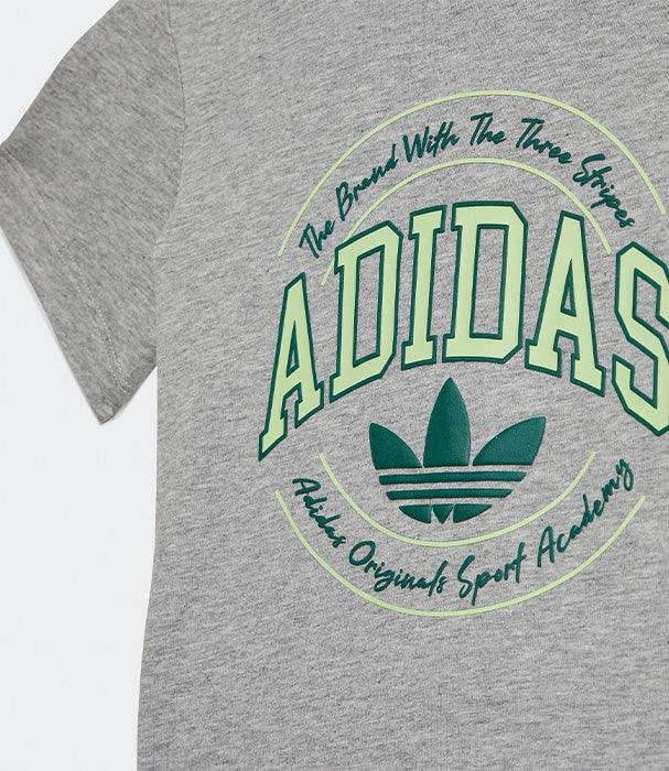 חולצת טי שרוול קצר אפורה, לוגו ADIDAS וטקסט באנגלית, להשיג ב-CHOZEN