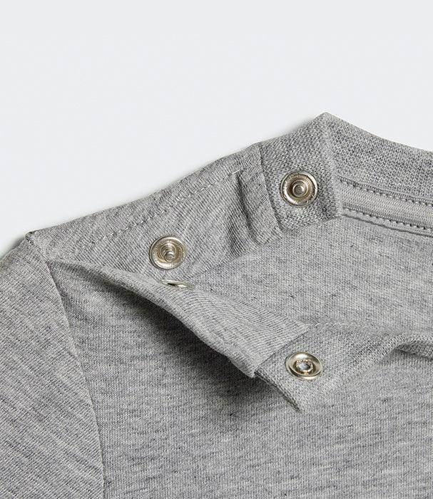 תקריב של חולצת כותנה אפורה עם תיקתקים, פרטי אופנה CHOZEN