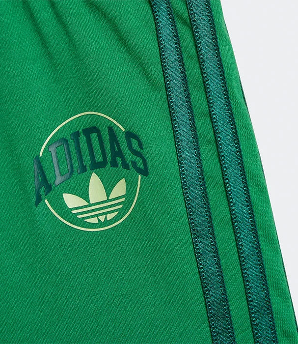תקריב מכנס ירוק של אדידס עם לוגו וטראקים, אופנה CHOZEN, מותגים מובילים