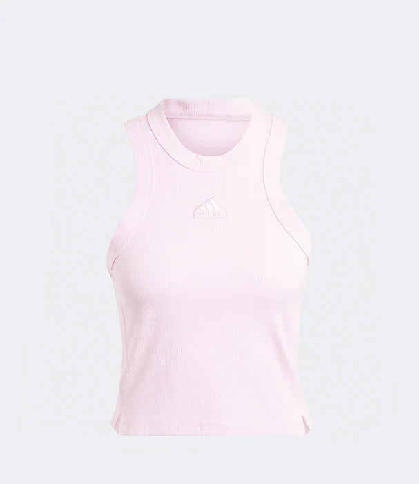 גופיית נשים ורודה של אדידס עם לוגו, צילום מוצר לאתר CHOZEN, אופנה ספורטיבית