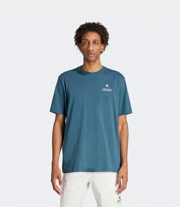 גבר לובש חולצת טי אדידס כחולה על רקע לבן, מותגי אופנה CHOZEN