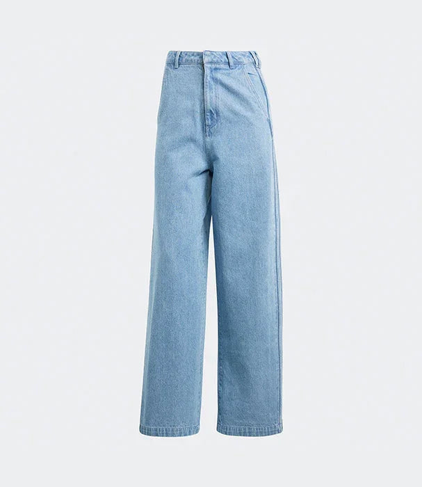 מכנסי ג'ינס נשים כחולים בגזרה רחבה, צילום אולפן על רקע לבן, קולקציה CHOZEN