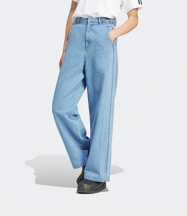 מכנסי ג'ינס רחבים לאישה, דגם אופנתי של CHOZEN, צילום על רקע לבן