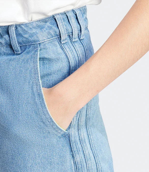 מבט מקרוב על ג’ינס כחול קלאסי, יד מונחת בכיס, אופנה מבית CHOZEN