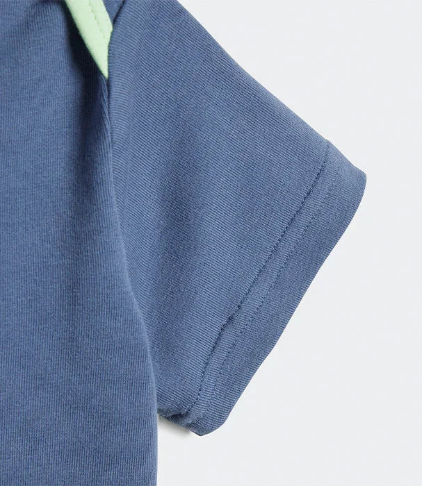 תקריב שרוול חולצת כותנה כחולה, פרטי אפנה מחנות CHOZEN