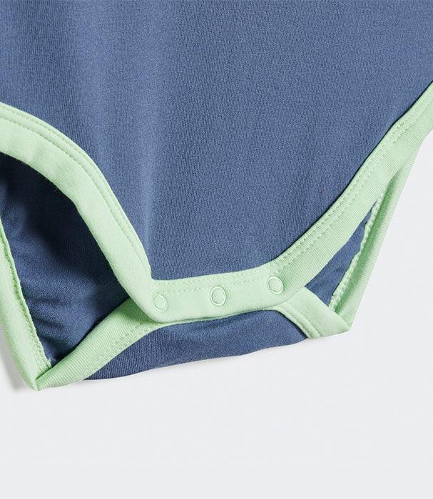 פרט בגד לתינוק בצבע כחול עם מסגרת ירוקה, צילום פרטי CHOZEN, אופנה לתינוקות