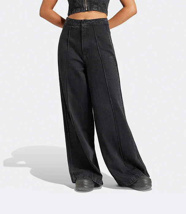 מכנסי ג'ינס רחבים לנשים בצבע שחור, צילומי אופנה ל-CHOZEN מבית קבוצת אלפא