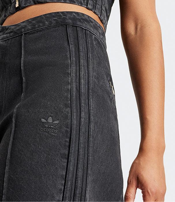 מכנסי אדידס אפורים על דוגמנית, לוגו adidas רקום, אופנה ספורטיבית ב-CHOZEN