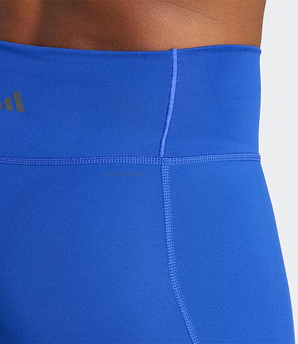 טייץ כחול ספורטיבי עם גזרה גבוהה מבית adidas, צילום מקרוב על הדגם באתר CHOZEN