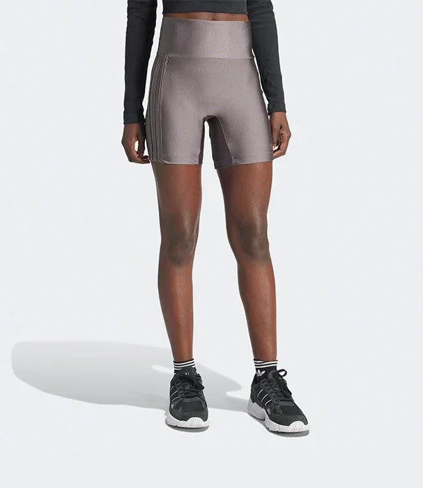 דוגמנית לובשת מכנסי ספורט קצרים בצבע אפור מבית CHOZEN, צילום סטודיו לאופנת נשים