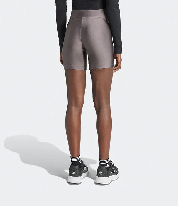 דגם מכנסי ספורט קצרים בצבע אפור על דוגמנית, מבט מהגב, CHOZEN מותגים מובילים