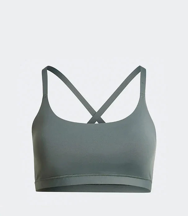 טופ ספורט אפור עם כתפיות מצטלבות לאישה, CHOZEN, צילום סטודיו על רקע לבן