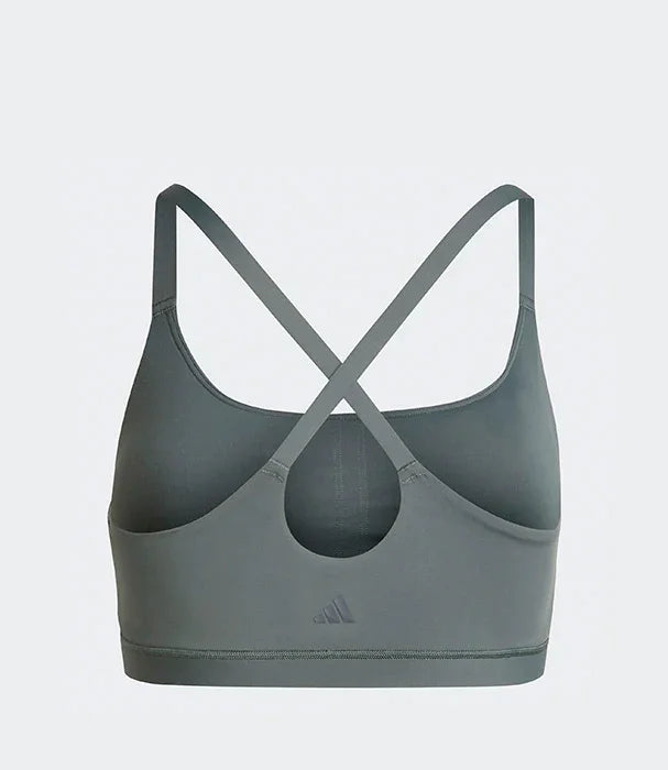 חזיית ספורט אפורה עם גב מצטלב, מותג CHOZEN, צילום מוצר על רקע לבן