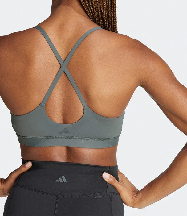 חזיית ספורט אפורה עם רצועות מוצלבות על גב דגם אדידס, צילום על דוגמנית, CHOZEN