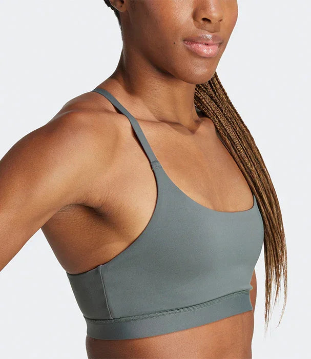 טופ ספורט אפור על דוגמנית, צילום מקרוב לפרטי הלבוש, מבית CHOZEN אלפא